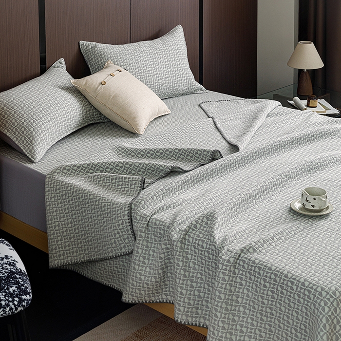 91家纺网 家纺一手货源 找家纺 悦然毛巾被 2026新款全棉三层纱A类多功能毛巾被休闲毯夏被床盖床单 云絮柔织