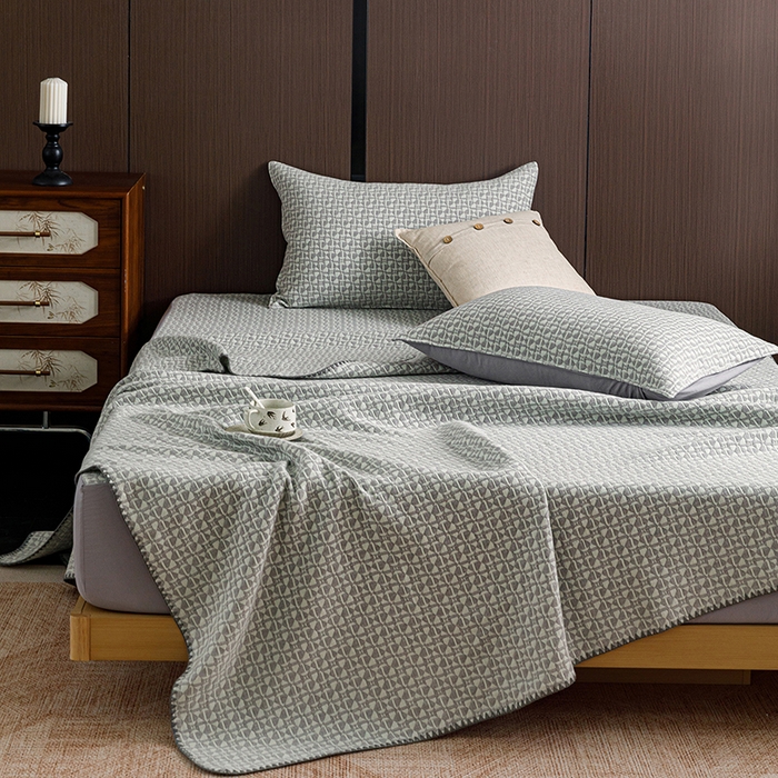 91家纺网 家纺一手货源 找家纺 悦然毛巾被 2026新款全棉三层纱A类多功能毛巾被休闲毯夏被床盖床单 云絮柔织