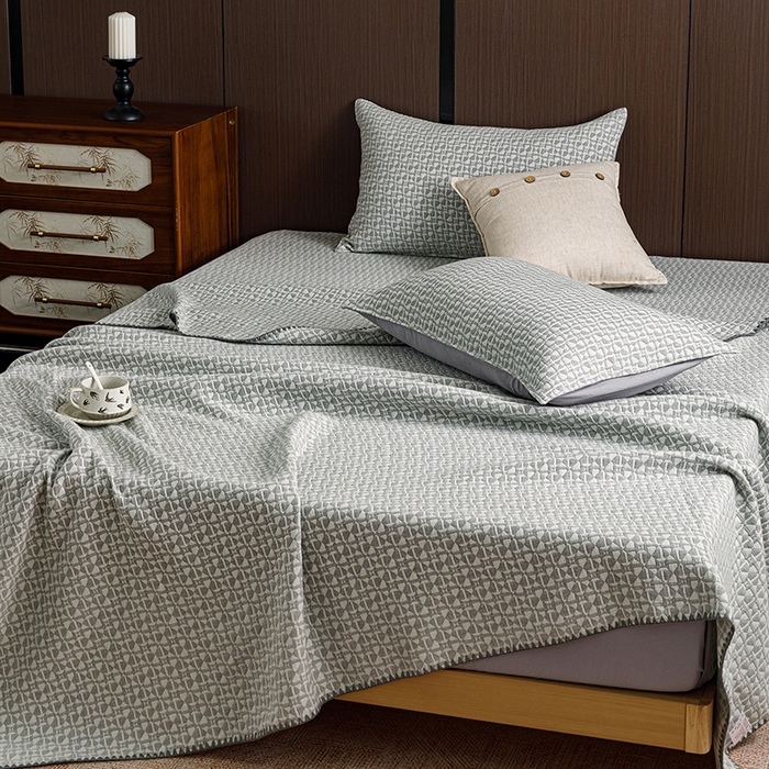 91家纺网 家纺一手货源 找家纺 悦然毛巾被 2026新款全棉三层纱A类多功能毛巾被休闲毯夏被床盖床单 云絮柔织