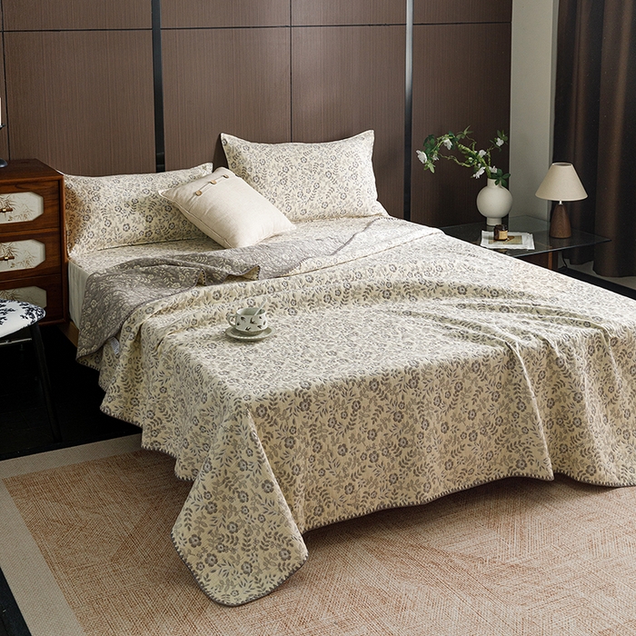 91家纺网 家纺一手货源 找家纺 悦然毛巾被 2026新款全棉三层纱A类多功能毛巾被休闲毯夏被床盖床单 织梦流年