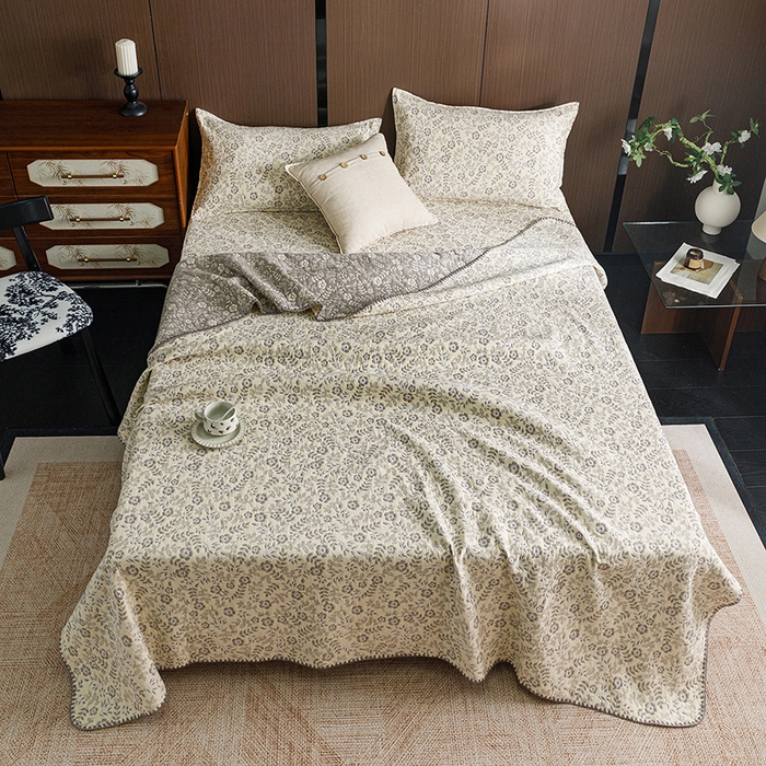 91家纺网 家纺一手货源 找家纺 悦然毛巾被 2026新款全棉三层纱A类多功能毛巾被休闲毯夏被床盖床单 织梦流年