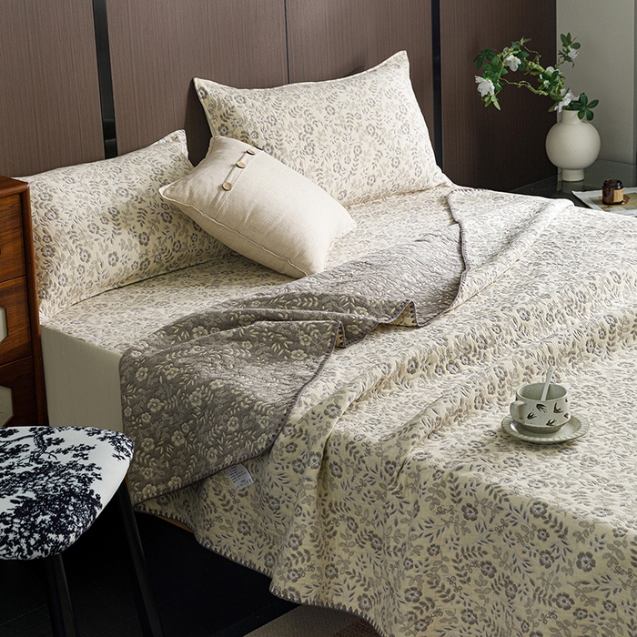 91家纺网 家纺一手货源 找家纺 悦然毛巾被 2026新款全棉三层纱A类多功能毛巾被休闲毯夏被床盖床单 织梦流年