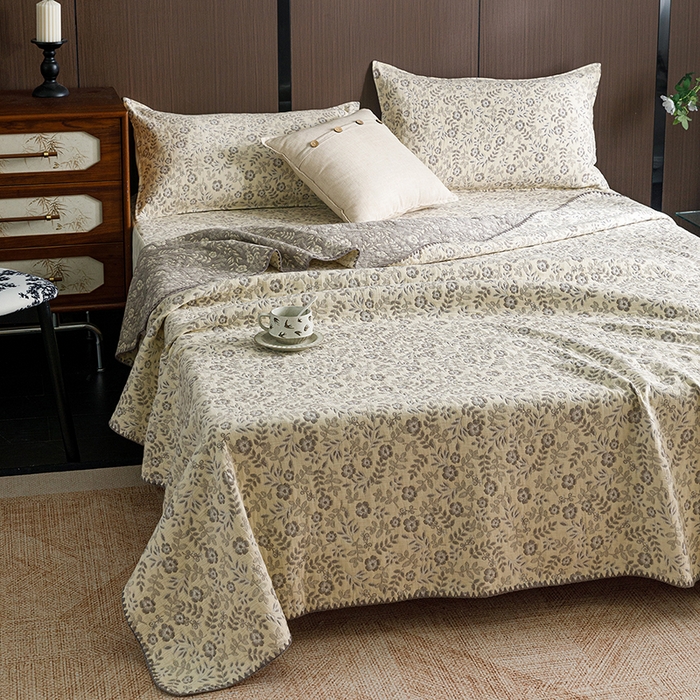 91家纺网 家纺一手货源 找家纺 悦然毛巾被 2026新款全棉三层纱A类多功能毛巾被休闲毯夏被床盖床单 织梦流年