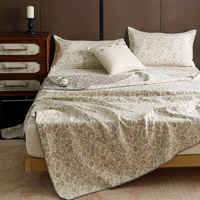 91家纺网 家纺一手货源 找家纺 悦然毛巾被 2026新款全棉三层纱A类多功能毛巾被休闲毯夏被床盖床单 织梦流年