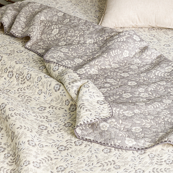 91家纺网 家纺一手货源 找家纺 悦然毛巾被 2026新款全棉三层纱A类多功能毛巾被休闲毯夏被床盖床单 织梦流年