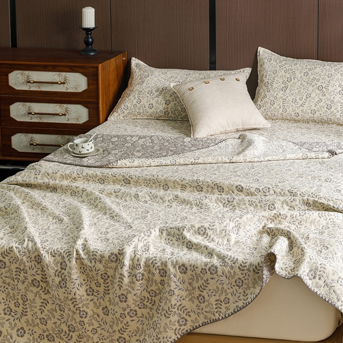 91家纺网 家纺一手货源 找家纺 悦然毛巾被 2026新款全棉三层纱A类多功能毛巾被休闲毯夏被床盖床单 织梦流年