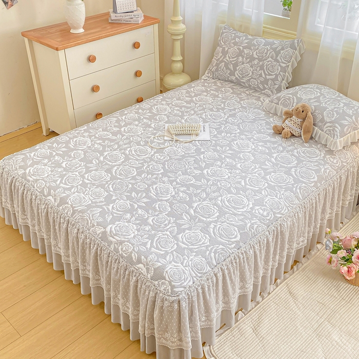 91家纺网 家纺一手货源 找家纺 伊人坊 2026新款A类550克凉感提花值过0.21冰豆豆家用凉席子三件套夏季-床裙款 玫瑰－灰