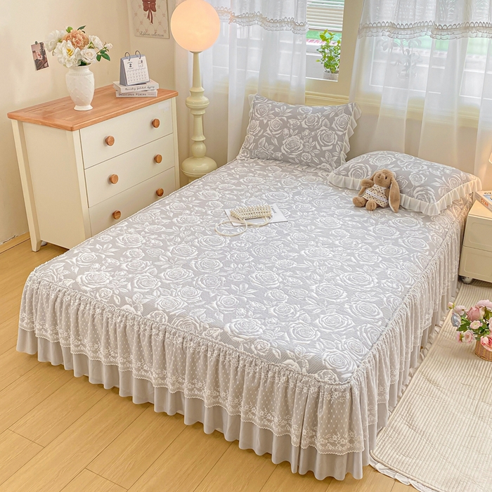 91家纺网 家纺一手货源 找家纺 伊人坊 2026新款A类550克凉感提花值过0.21冰豆豆家用凉席子三件套夏季-床裙款 玫瑰－灰