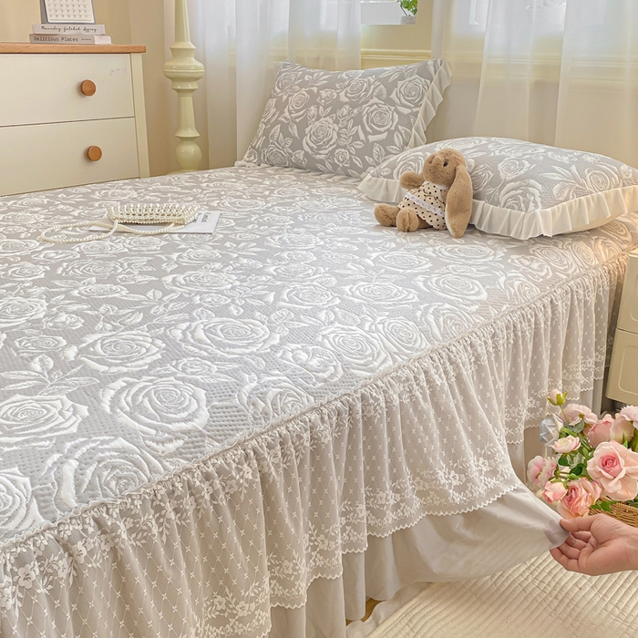 91家纺网 家纺一手货源 找家纺 伊人坊 2026新款A类550克凉感提花值过0.21冰豆豆家用凉席子三件套夏季-床裙款 玫瑰－灰