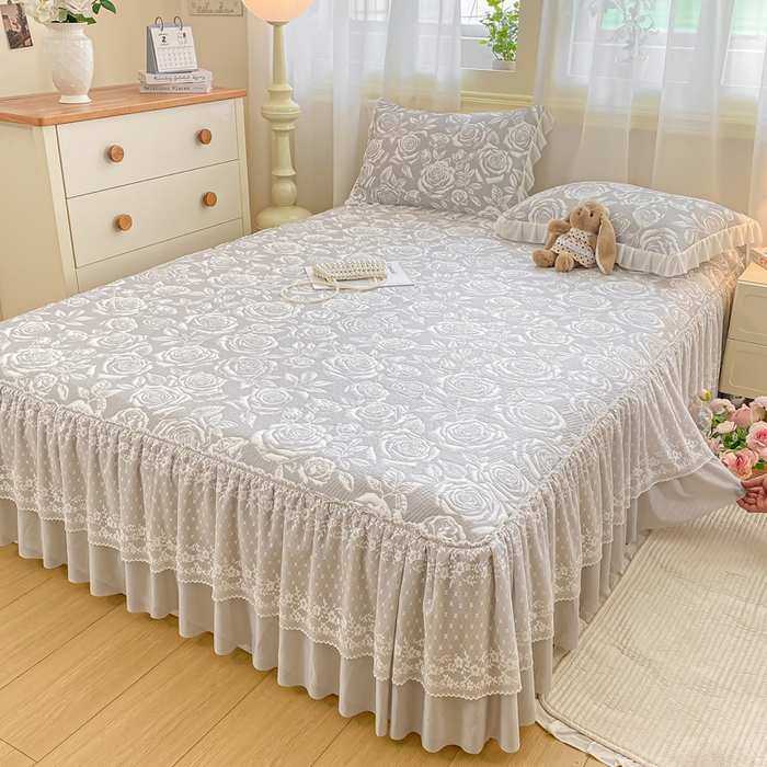 91家纺网 家纺一手货源 找家纺 伊人坊 2026新款A类550克凉感提花值过0.21冰豆豆家用凉席子三件套夏季-床裙款 玫瑰－灰