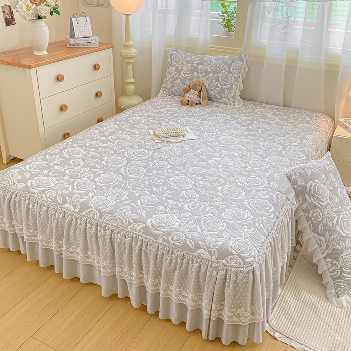 91家纺网 家纺一手货源 找家纺 伊人坊 2026新款A类550克凉感提花值过0.21冰豆豆家用凉席子三件套夏季-床裙款 玫瑰－灰