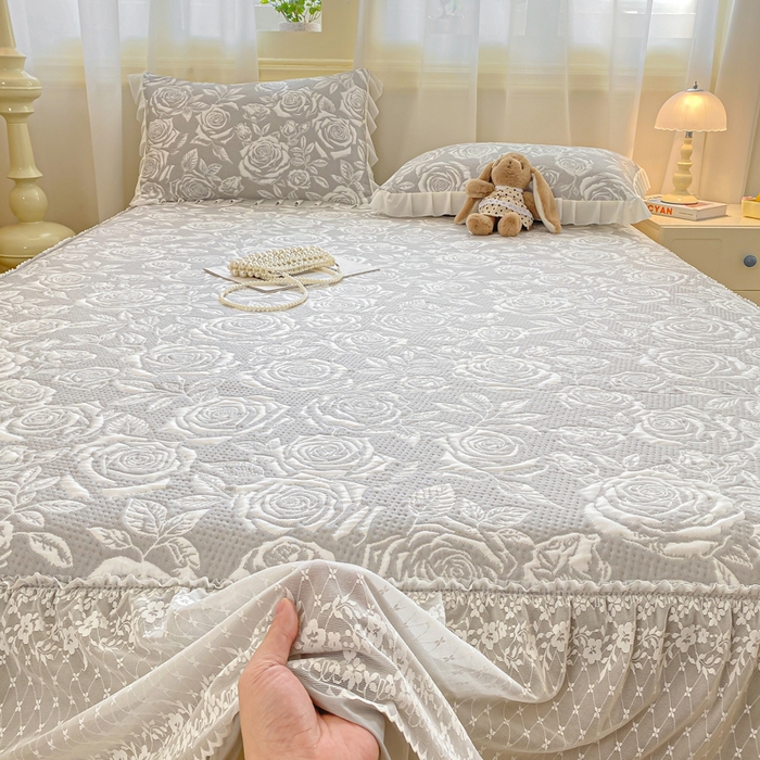 91家纺网 家纺一手货源 找家纺 伊人坊 2026新款A类550克凉感提花值过0.21冰豆豆家用凉席子三件套夏季-床裙款 玫瑰－灰