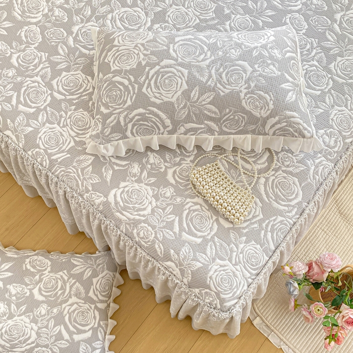 91家纺网 家纺一手货源 找家纺 伊人坊 2026新款A类550克凉感提花值过0.21冰豆豆家用凉席子三件套夏季-床裙款 玫瑰－灰