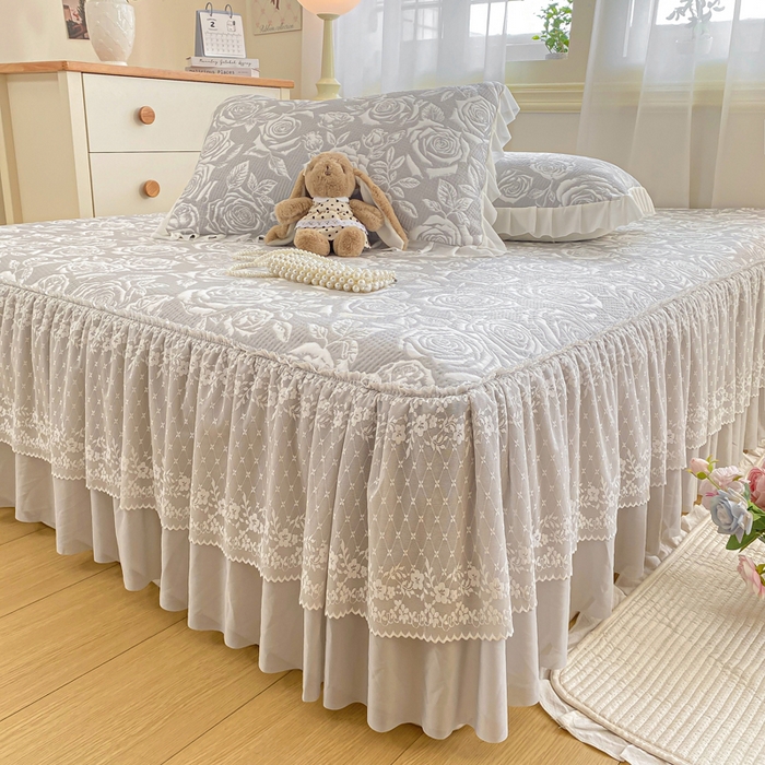 91家纺网 家纺一手货源 找家纺 伊人坊 2026新款A类550克凉感提花值过0.21冰豆豆家用凉席子三件套夏季-床裙款 玫瑰－灰