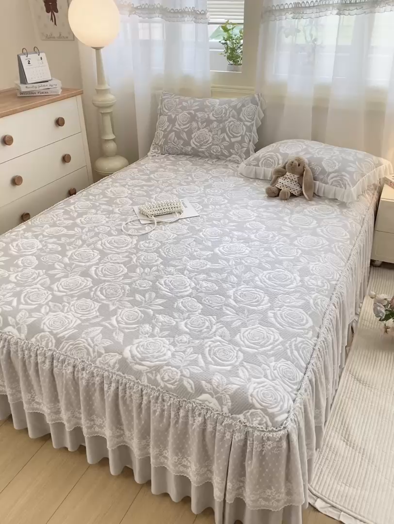 91家纺网 家纺一手货源 找家纺 伊人坊 2026新款A类550克凉感提花值过0.21冰豆豆家用凉席子三件套夏季-床裙款 玫瑰－灰