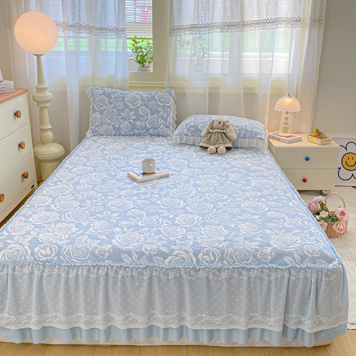 91家纺网 家纺一手货源 找家纺 伊人坊 2026新款A类550克凉感提花值过0.21冰豆豆家用凉席子三件套夏季-床裙款 玫瑰－蓝