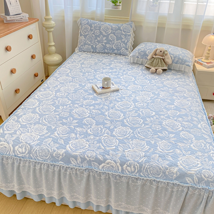 91家纺网 家纺一手货源 找家纺 伊人坊 2026新款A类550克凉感提花值过0.21冰豆豆家用凉席子三件套夏季-床裙款 玫瑰－蓝