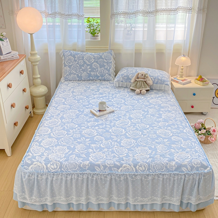 91家纺网 家纺一手货源 找家纺 伊人坊 2026新款A类550克凉感提花值过0.21冰豆豆家用凉席子三件套夏季-床裙款 玫瑰－蓝