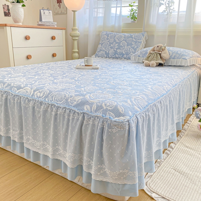 91家纺网 家纺一手货源 找家纺 伊人坊 2026新款A类550克凉感提花值过0.21冰豆豆家用凉席子三件套夏季-床裙款 玫瑰－蓝