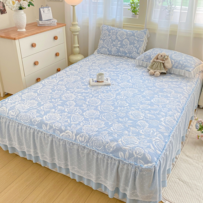 91家纺网 家纺一手货源 找家纺 伊人坊 2026新款A类550克凉感提花值过0.21冰豆豆家用凉席子三件套夏季-床裙款 玫瑰－蓝