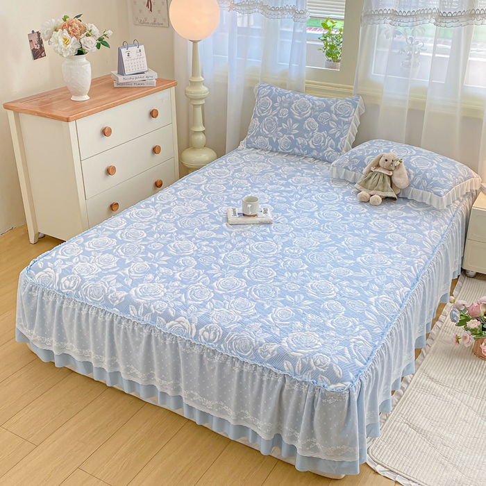 91家纺网 家纺一手货源 找家纺 伊人坊 2026新款A类550克凉感提花值过0.21冰豆豆家用凉席子三件套夏季-床裙款 玫瑰－蓝