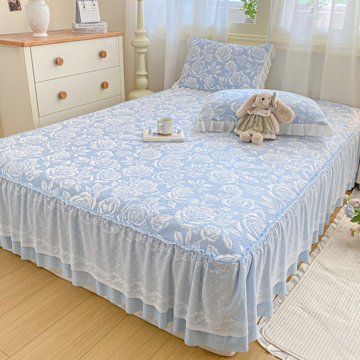 91家纺网 家纺一手货源 找家纺 伊人坊 2026新款A类550克凉感提花值过0.21冰豆豆家用凉席子三件套夏季-床裙款 玫瑰－蓝