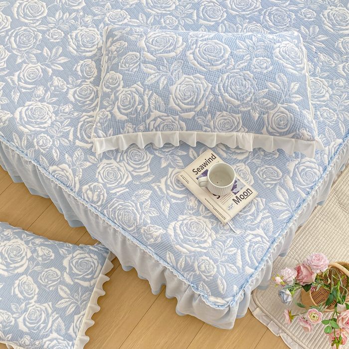 91家纺网 家纺一手货源 找家纺 伊人坊 2026新款A类550克凉感提花值过0.21冰豆豆家用凉席子三件套夏季-床裙款 玫瑰－蓝