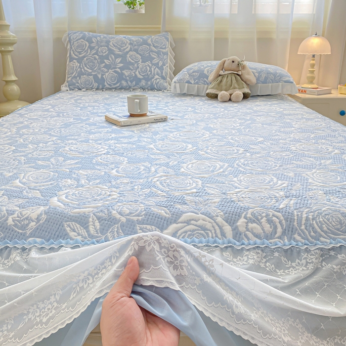 91家纺网 家纺一手货源 找家纺 伊人坊 2026新款A类550克凉感提花值过0.21冰豆豆家用凉席子三件套夏季-床裙款 玫瑰－蓝