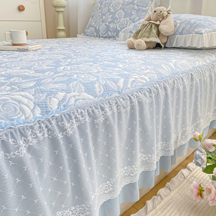 91家纺网 家纺一手货源 找家纺 伊人坊 2026新款A类550克凉感提花值过0.21冰豆豆家用凉席子三件套夏季-床裙款 玫瑰－蓝