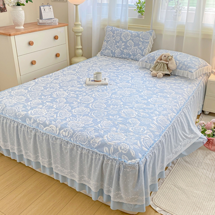 91家纺网 家纺一手货源 找家纺 伊人坊 2026新款A类550克凉感提花值过0.21冰豆豆家用凉席子三件套夏季-床裙款 玫瑰－蓝