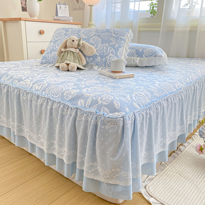 91家纺网 家纺一手货源 找家纺 伊人坊 2026新款A类550克凉感提花值过0.21冰豆豆家用凉席子三件套夏季-床裙款 玫瑰－蓝