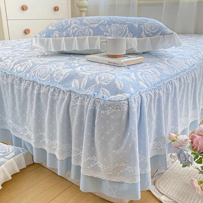 91家纺网 家纺一手货源 找家纺 伊人坊 2026新款A类550克凉感提花值过0.21冰豆豆家用凉席子三件套夏季-床裙款 玫瑰－蓝