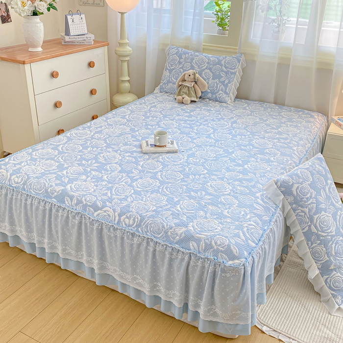 91家纺网 家纺一手货源 找家纺 伊人坊 2026新款A类550克凉感提花值过0.21冰豆豆家用凉席子三件套夏季-床裙款 玫瑰－蓝