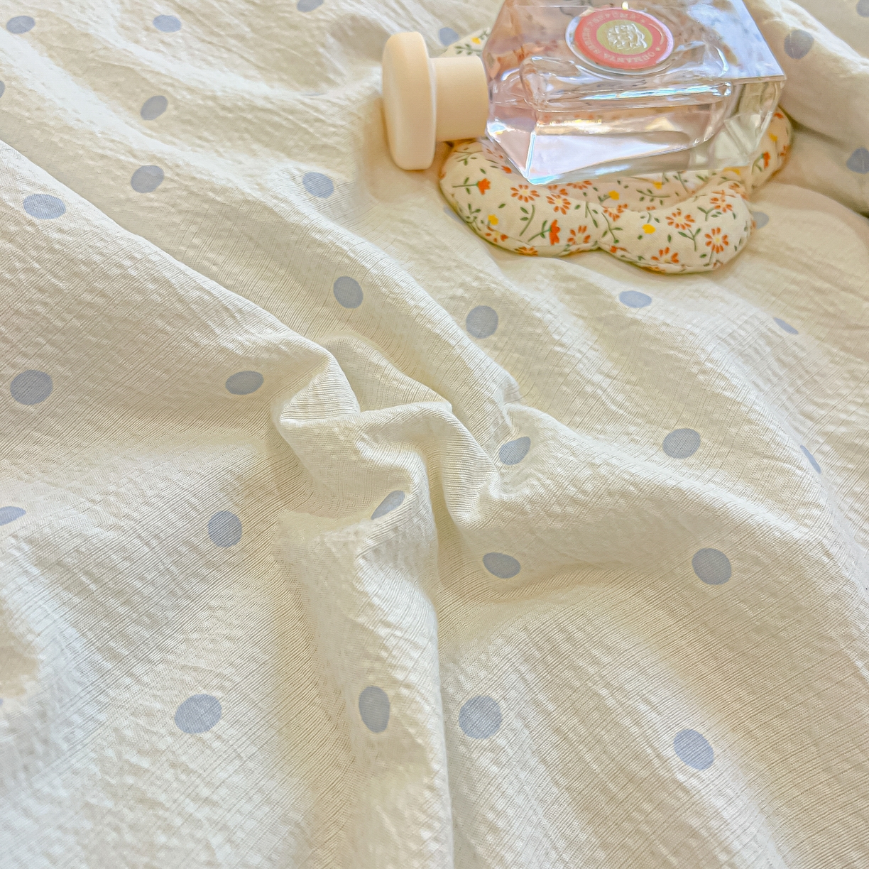 91家纺网 家纺一手货源 找家纺 乐逸家纺  2026新款A类云感双层纱夏被床盖四件套 波点-蓝