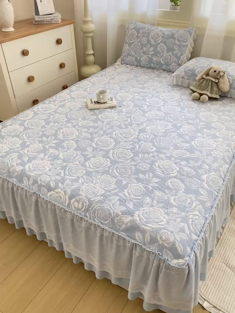 91家纺网 家纺一手货源 找家纺 伊人坊 2026新款A类550克凉感提花值过0.21冰豆豆家用凉席子三件套夏季-床裙款 玫瑰－蓝