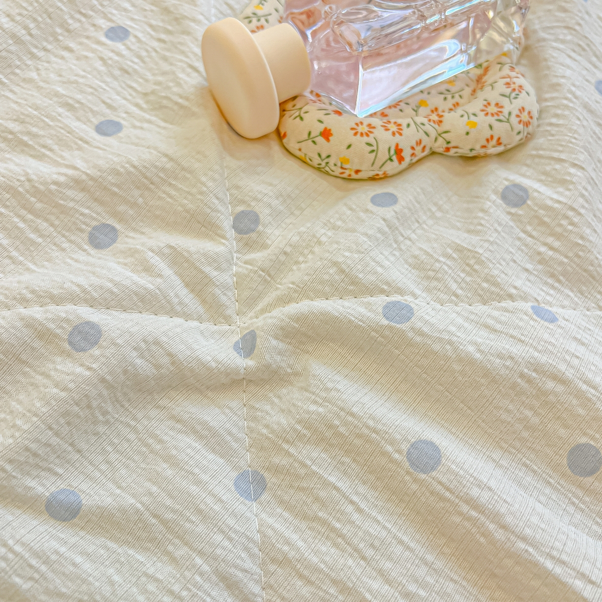 91家纺网 家纺一手货源 找家纺 乐逸家纺  2026新款A类云感双层纱夏被床盖四件套 波点-蓝