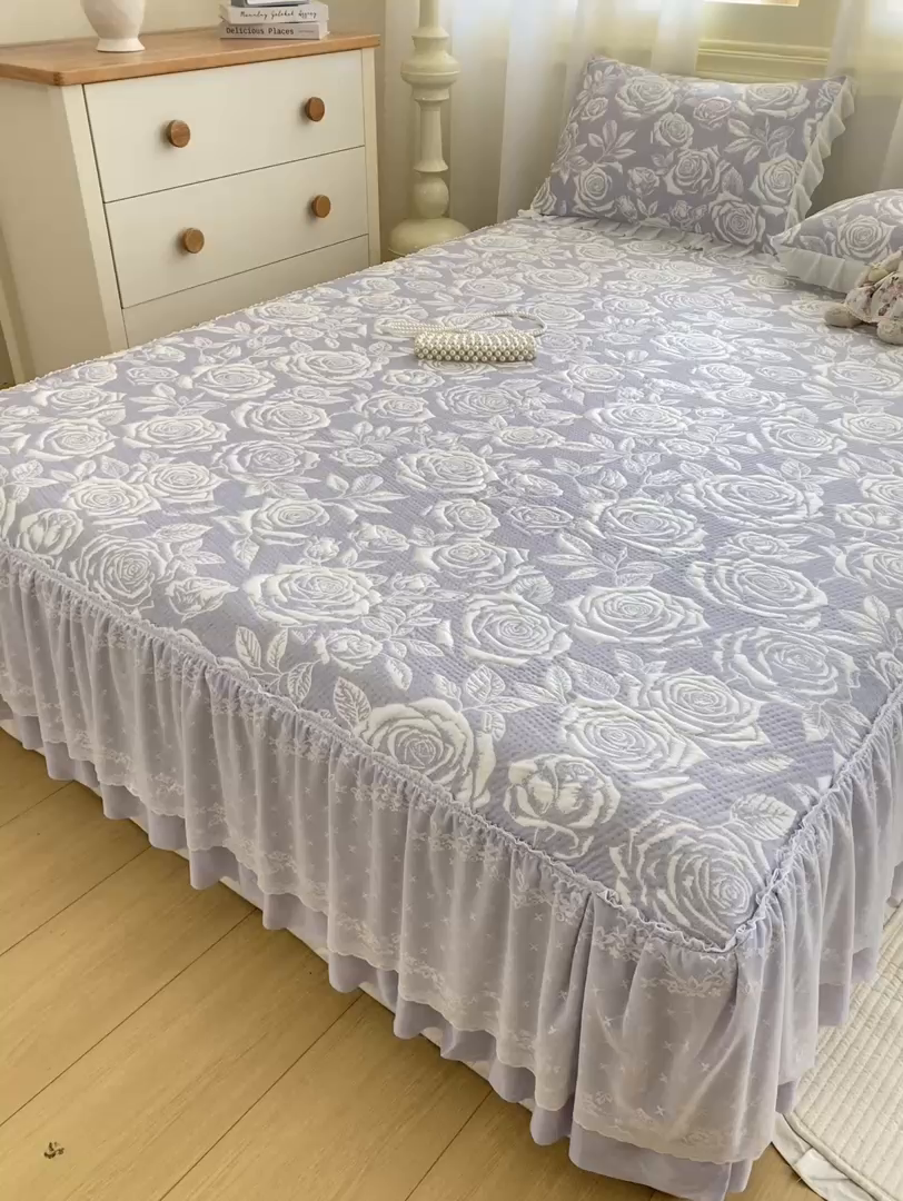 91家纺网 家纺一手货源 找家纺 伊人坊 2026新款A类550克凉感提花值过0.21冰豆豆家用凉席子三件套夏季-床裙款 玫瑰－蓝紫