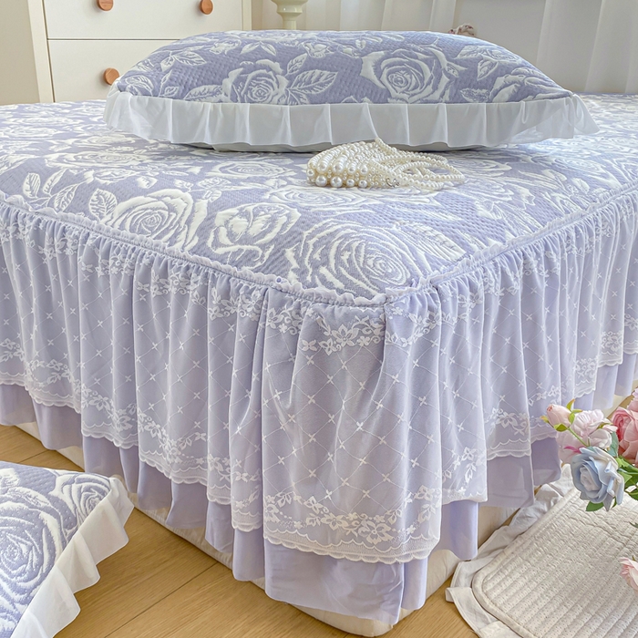 91家纺网 家纺一手货源 找家纺 伊人坊 2026新款A类550克凉感提花值过0.21冰豆豆家用凉席子三件套夏季-床裙款 玫瑰－蓝紫