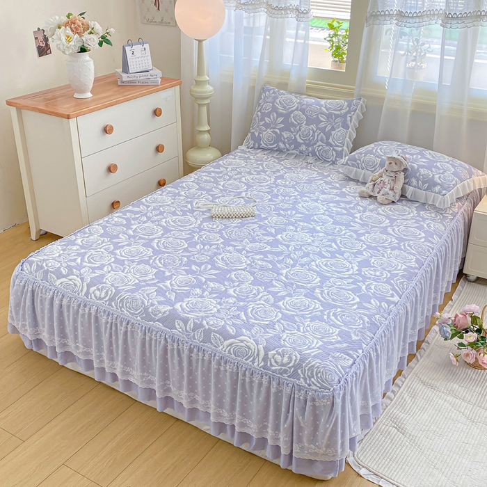 91家纺网 家纺一手货源 找家纺 伊人坊 2026新款A类550克凉感提花值过0.21冰豆豆家用凉席子三件套夏季-床裙款 玫瑰－蓝紫