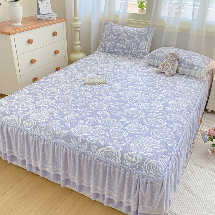 91家纺网 家纺一手货源 找家纺 伊人坊 2026新款A类550克凉感提花值过0.21冰豆豆家用凉席子三件套夏季-床裙款 玫瑰－蓝紫