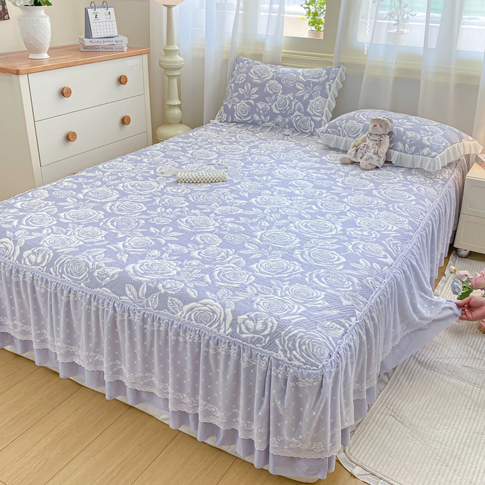 91家纺网 家纺一手货源 找家纺 伊人坊 2026新款A类550克凉感提花值过0.21冰豆豆家用凉席子三件套夏季-床裙款 玫瑰－蓝紫