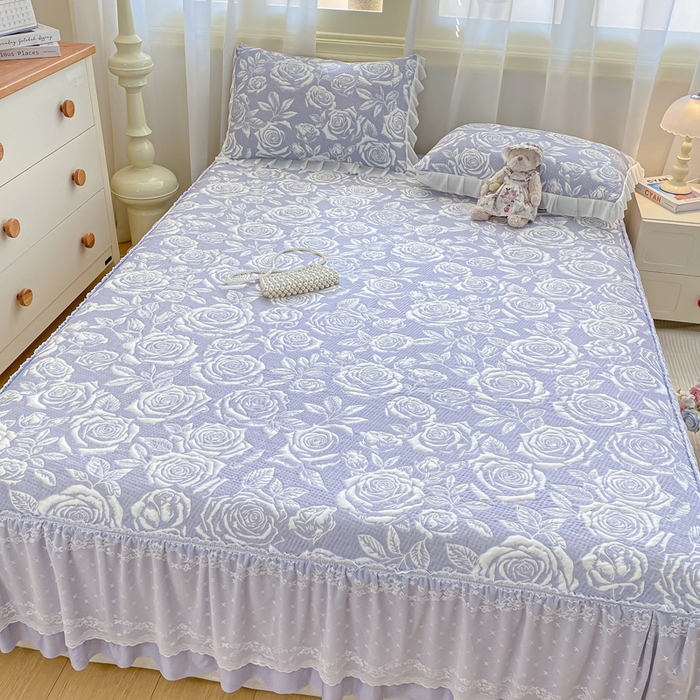 91家纺网 家纺一手货源 找家纺 伊人坊 2026新款A类550克凉感提花值过0.21冰豆豆家用凉席子三件套夏季-床裙款 玫瑰－蓝紫