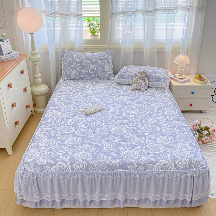 91家纺网 家纺一手货源 找家纺 伊人坊 2026新款A类550克凉感提花值过0.21冰豆豆家用凉席子三件套夏季-床裙款 玫瑰－蓝紫