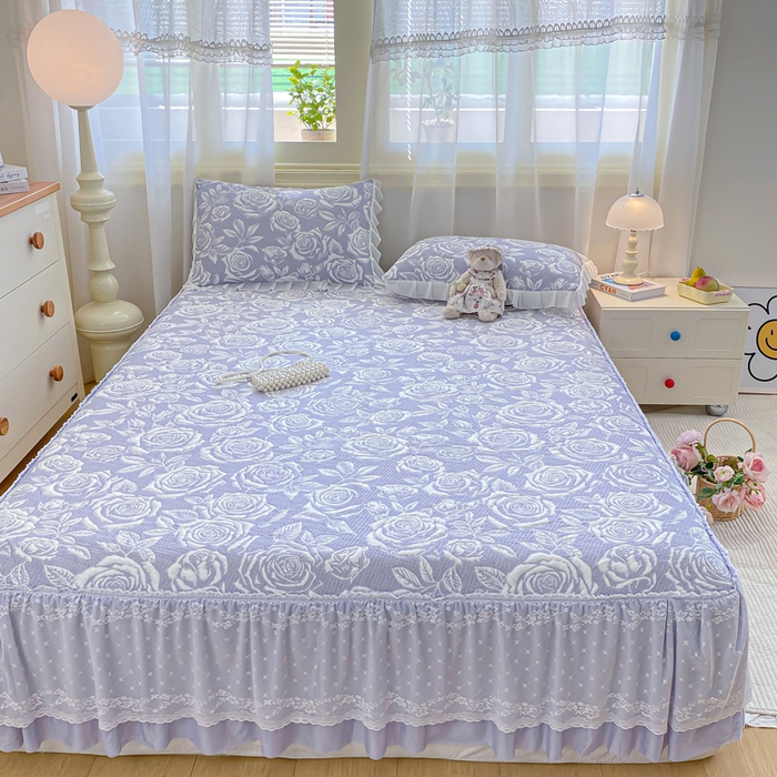 91家纺网 家纺一手货源 找家纺 伊人坊 2026新款A类550克凉感提花值过0.21冰豆豆家用凉席子三件套夏季-床裙款 玫瑰－蓝紫