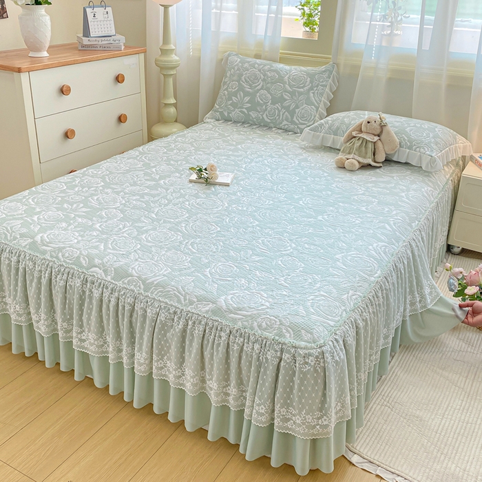 91家纺网 家纺一手货源 找家纺 伊人坊 2026新款A类550克凉感提花值过0.21冰豆豆家用凉席子三件套夏季-床裙款 玫瑰－绿