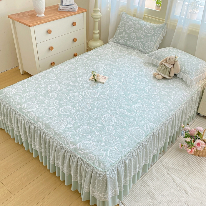 91家纺网 家纺一手货源 找家纺 伊人坊 2026新款A类550克凉感提花值过0.21冰豆豆家用凉席子三件套夏季-床裙款 玫瑰－绿