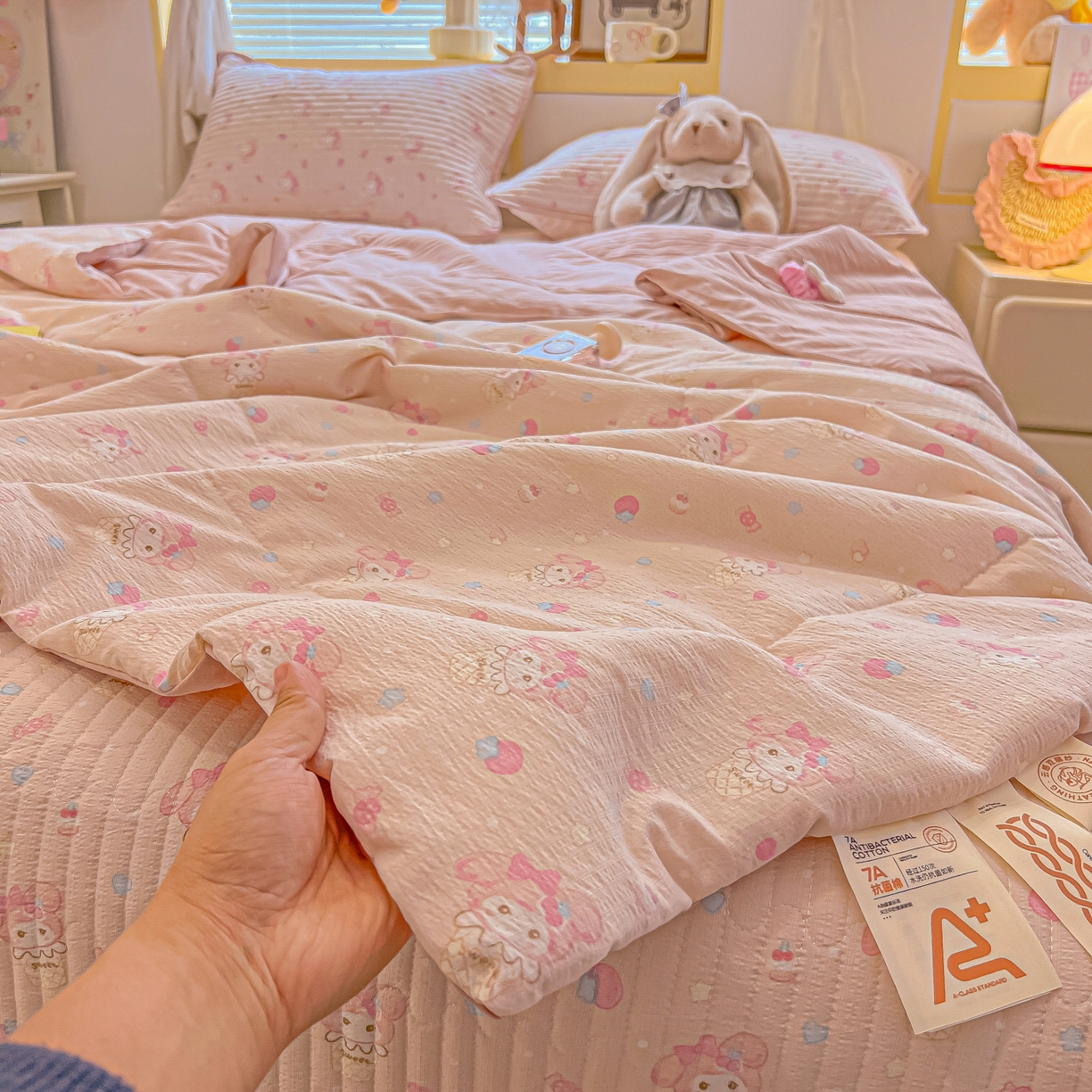 91家纺网 家纺一手货源 找家纺 乐逸家纺  2026新款A类云感双层纱夏被床盖四件套 粉粉兔