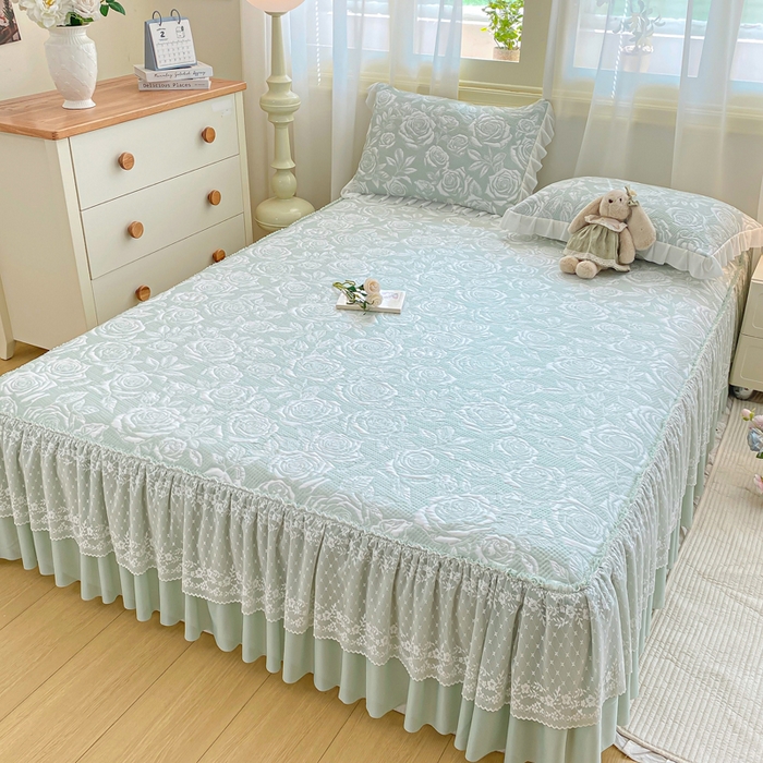 91家纺网 家纺一手货源 找家纺 伊人坊 2026新款A类550克凉感提花值过0.21冰豆豆家用凉席子三件套夏季-床裙款 玫瑰－绿