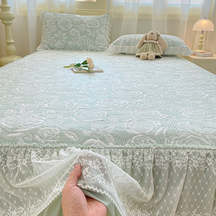 91家纺网 家纺一手货源 找家纺 伊人坊 2026新款A类550克凉感提花值过0.21冰豆豆家用凉席子三件套夏季-床裙款 玫瑰－绿