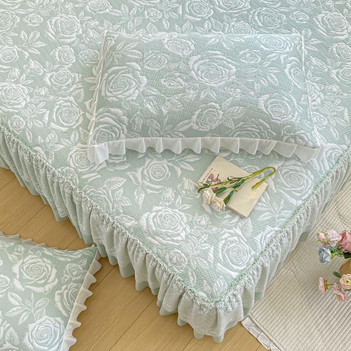 91家纺网 家纺一手货源 找家纺 伊人坊 2026新款A类550克凉感提花值过0.21冰豆豆家用凉席子三件套夏季-床裙款 玫瑰－绿